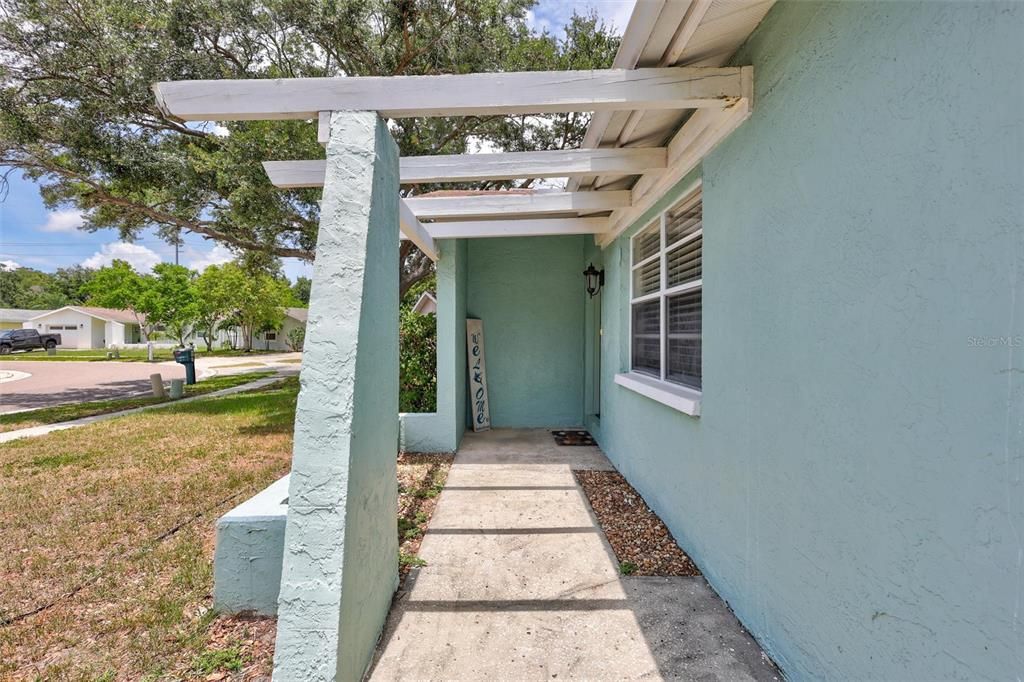 For Rent: $2,250 (2 beds, 1 baths, 888 Square Feet)
