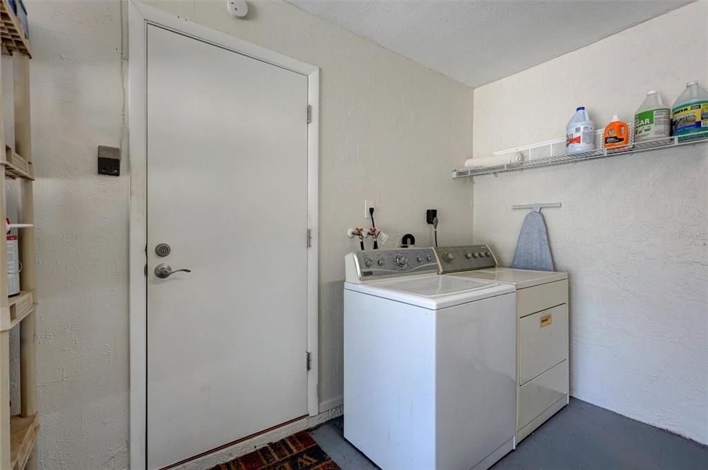 For Rent: $2,250 (2 beds, 1 baths, 888 Square Feet)