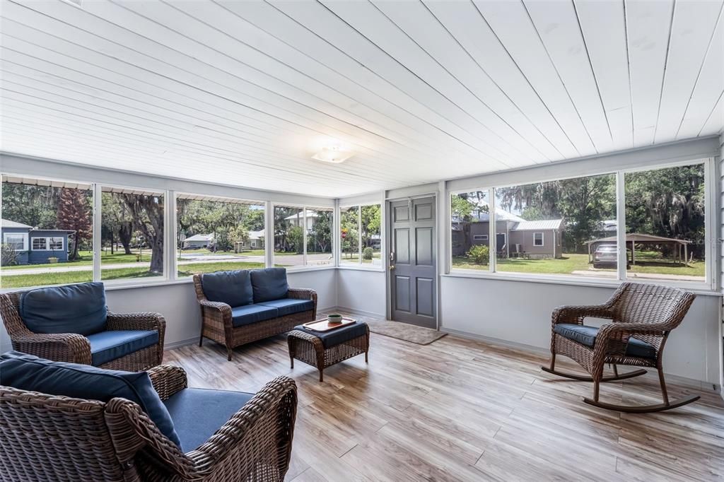 For Sale: $249,999 (2 beds, 1 baths, 1051 Square Feet)