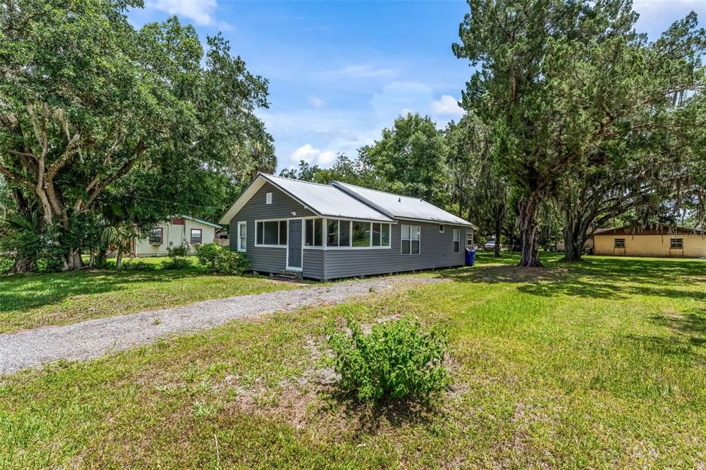 For Sale: $249,999 (2 beds, 1 baths, 1051 Square Feet)