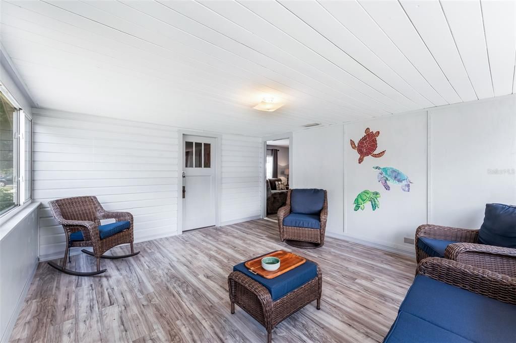 For Sale: $249,999 (2 beds, 1 baths, 1051 Square Feet)