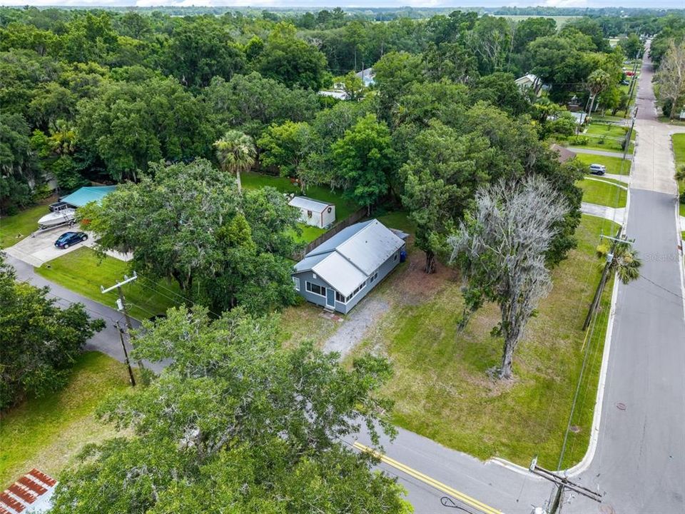 For Sale: $249,999 (2 beds, 1 baths, 1051 Square Feet)