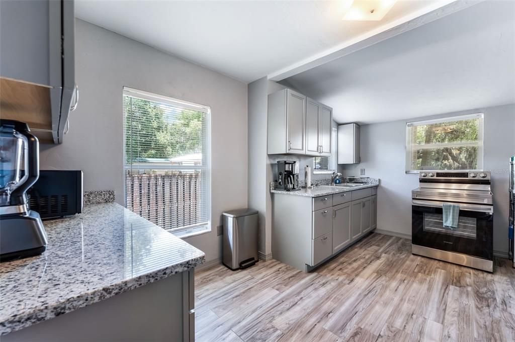 For Sale: $249,999 (2 beds, 1 baths, 1051 Square Feet)