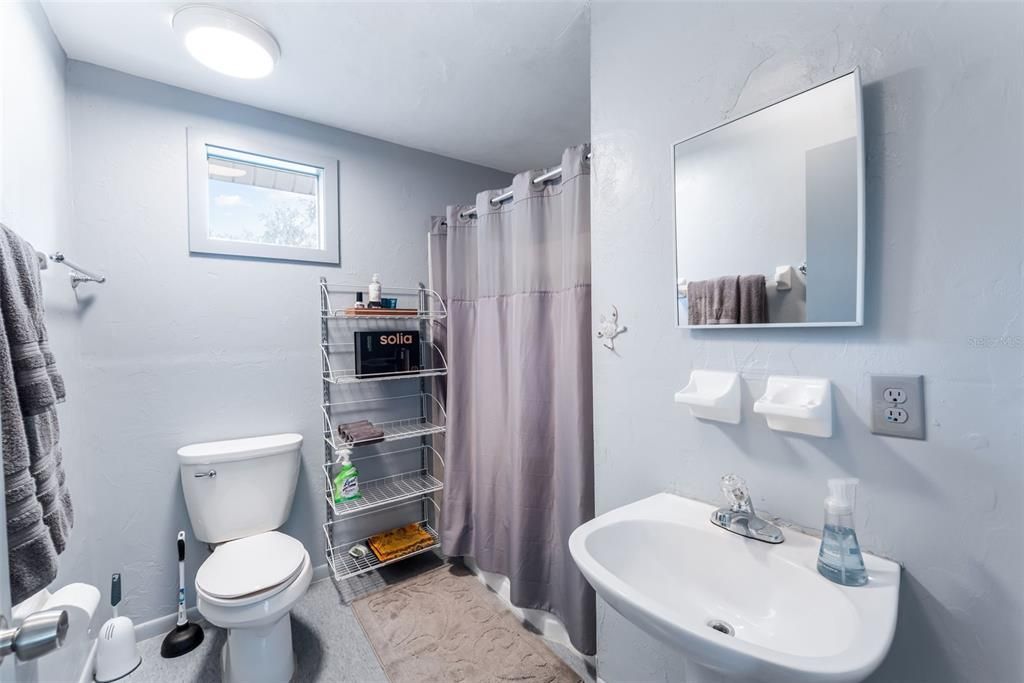 For Sale: $249,999 (2 beds, 1 baths, 1051 Square Feet)