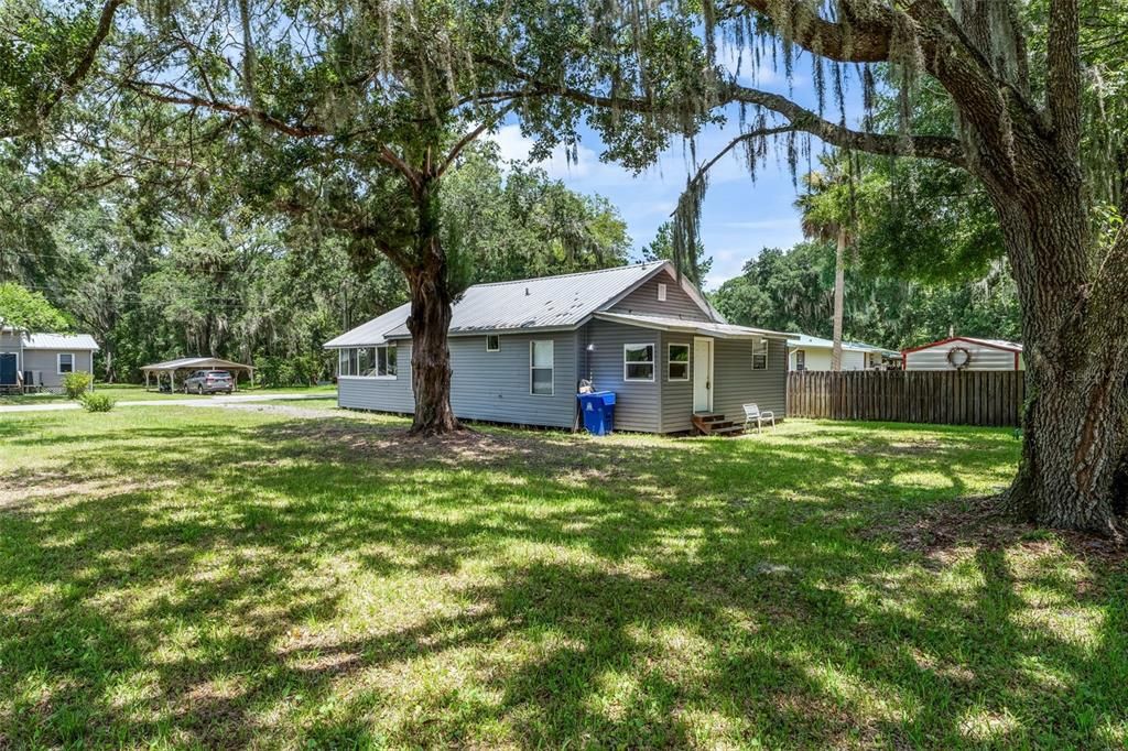 For Sale: $249,999 (2 beds, 1 baths, 1051 Square Feet)