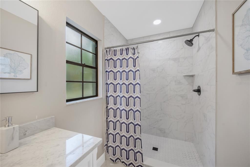En Venta: $379,900 (4 camas, 2 baños, 1920 Pies cuadrados)