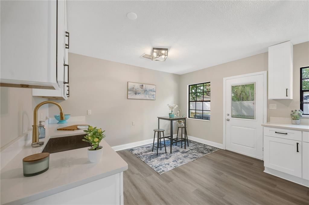 En Venta: $379,900 (4 camas, 2 baños, 1920 Pies cuadrados)