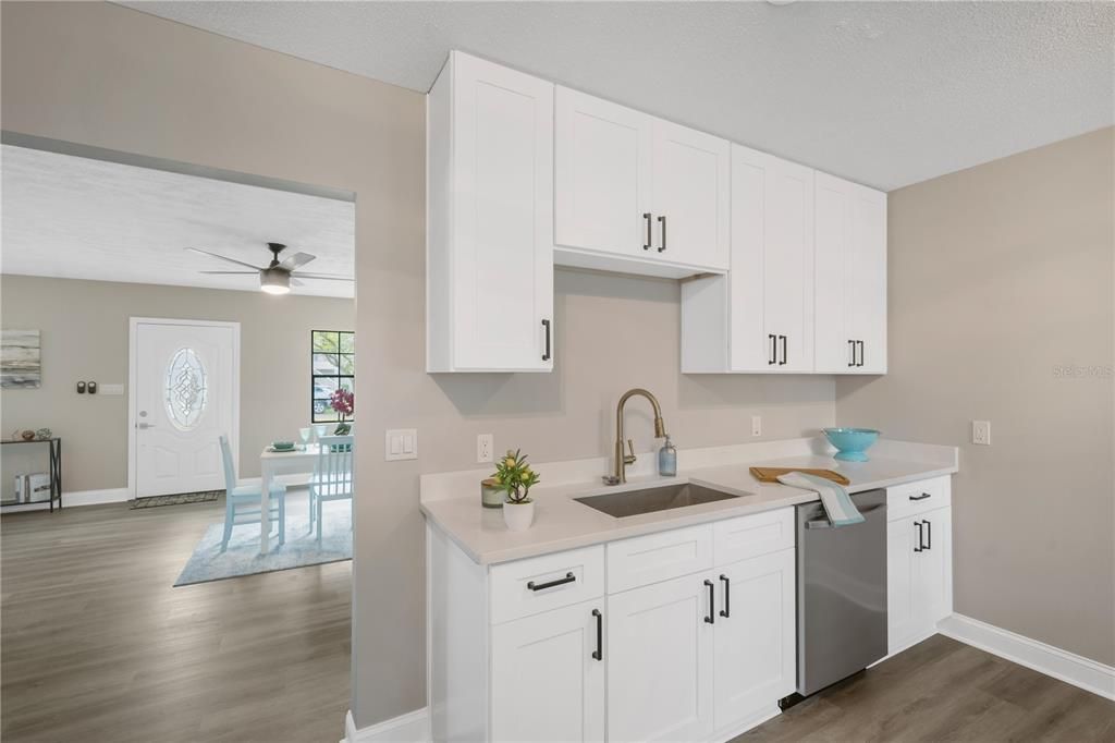En Venta: $379,900 (4 camas, 2 baños, 1920 Pies cuadrados)