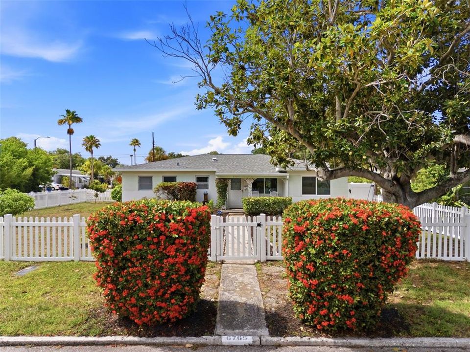 For Sale: $475,000 (2 beds, 2 baths, 1167 Square Feet)