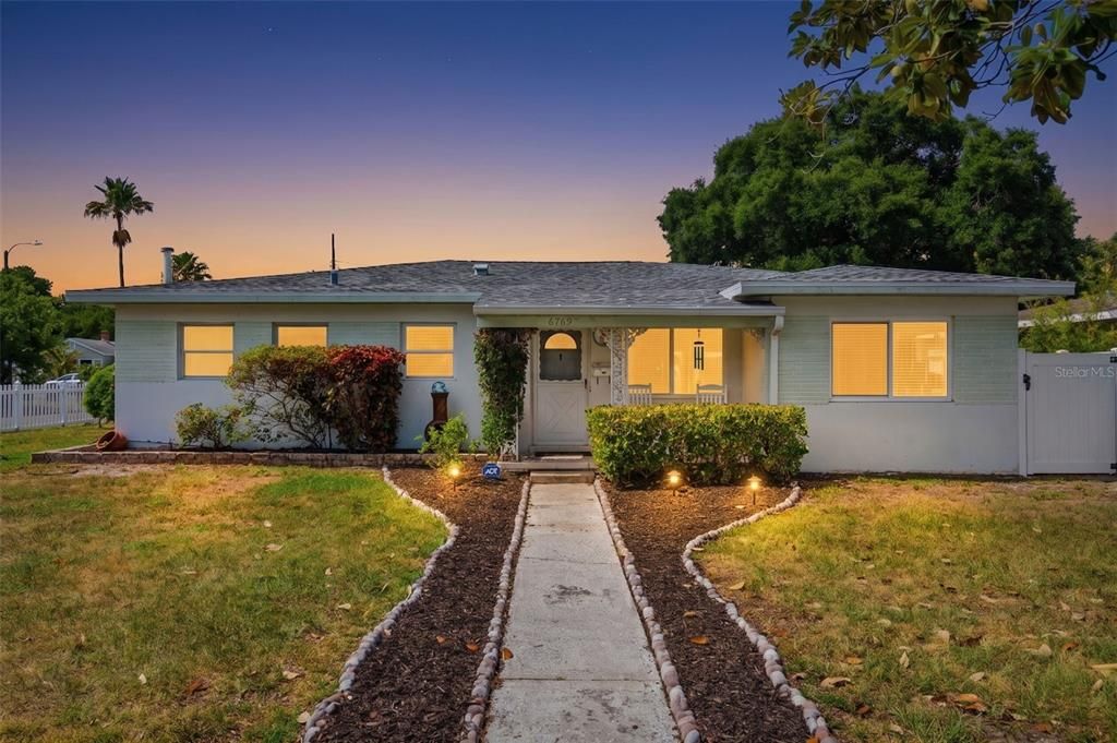 For Sale: $475,000 (2 beds, 2 baths, 1167 Square Feet)