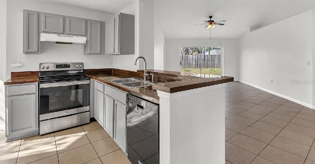 For Sale: $300,000 (3 beds, 2 baths, 1252 Square Feet)