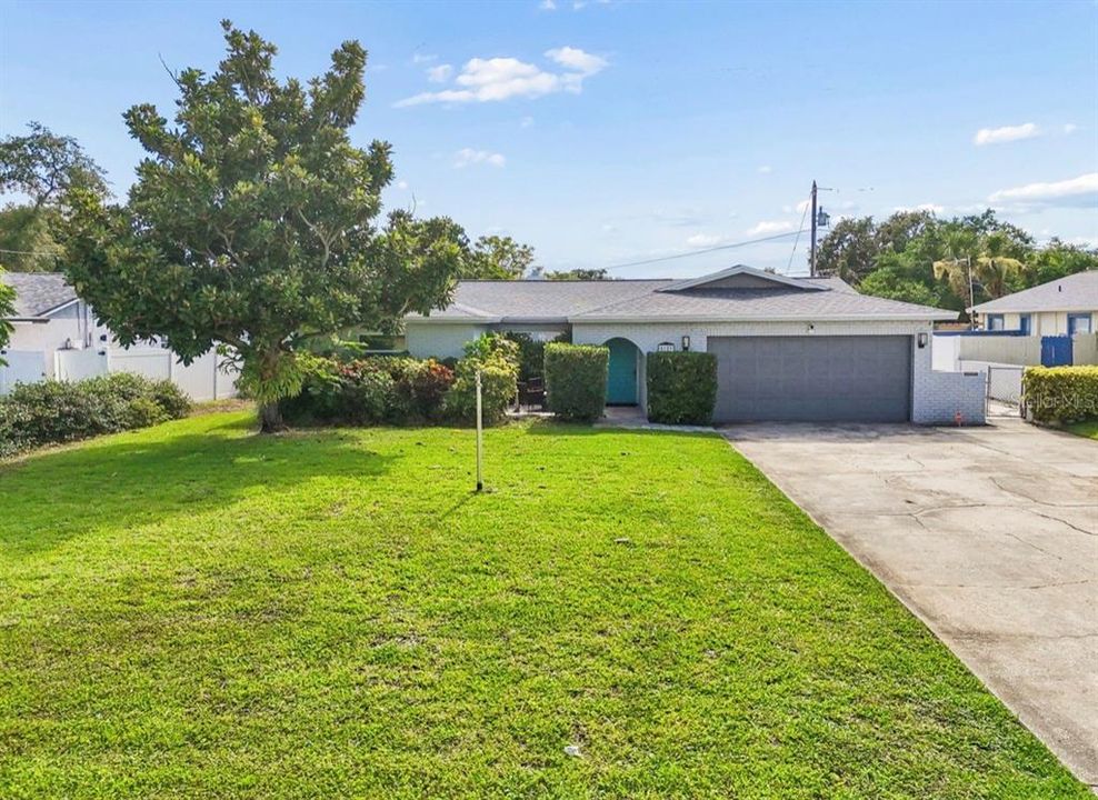 For Sale: $749,900 (5 beds, 3 baths, 2215 Square Feet)