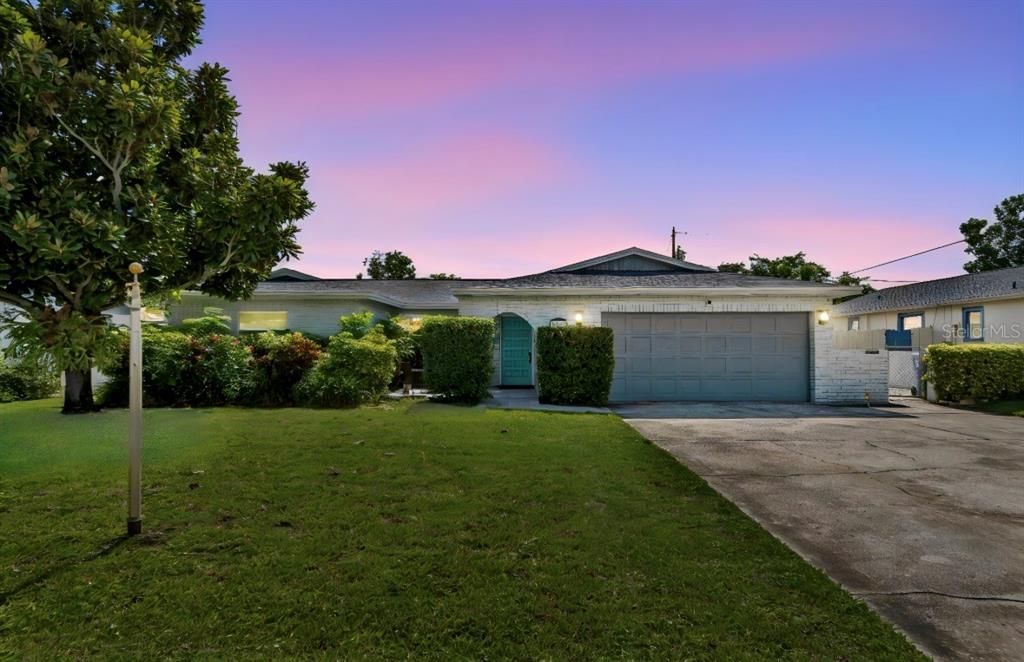For Sale: $749,900 (5 beds, 3 baths, 2215 Square Feet)