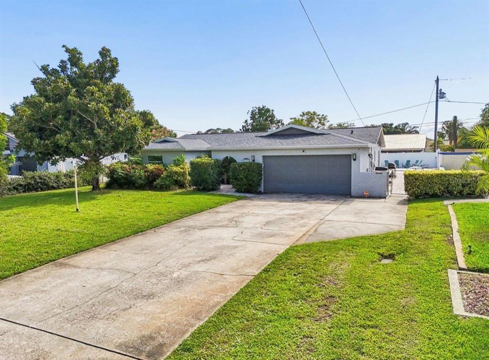 For Sale: $749,900 (5 beds, 3 baths, 2215 Square Feet)