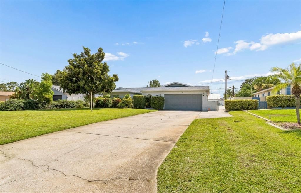 For Sale: $749,900 (5 beds, 3 baths, 2215 Square Feet)