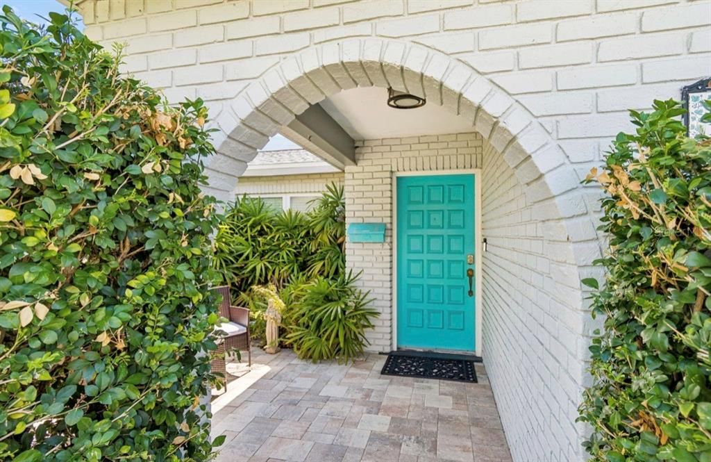 For Sale: $749,900 (5 beds, 3 baths, 2215 Square Feet)