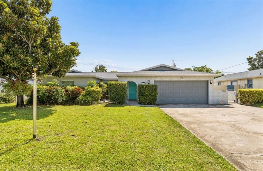 For Sale: $749,900 (5 beds, 3 baths, 2215 Square Feet)