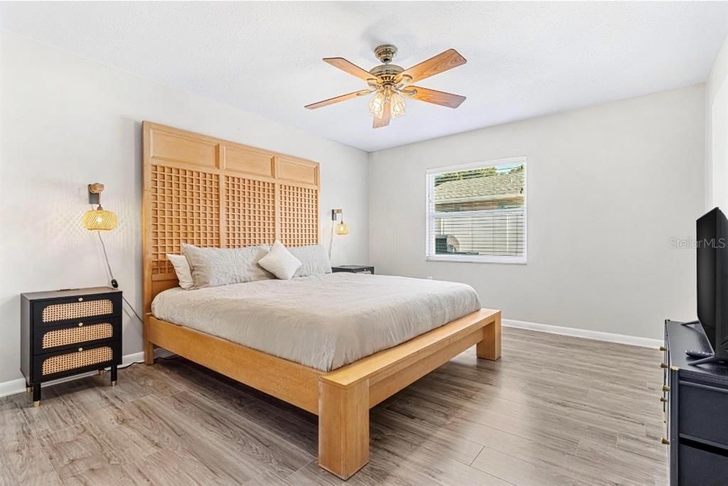 For Sale: $749,900 (5 beds, 3 baths, 2215 Square Feet)