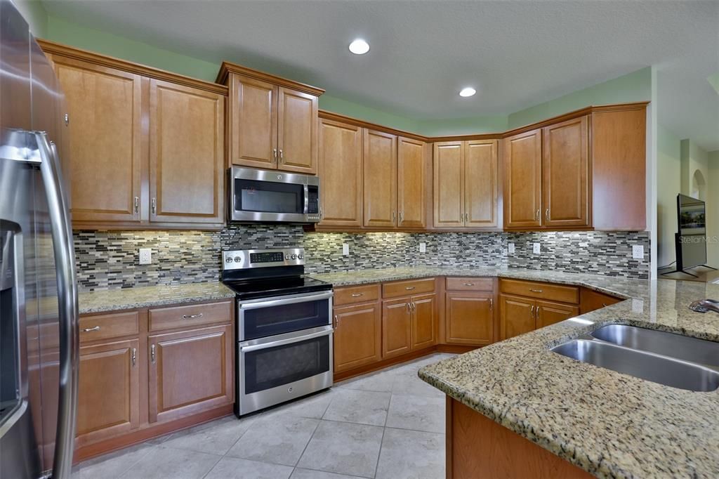 For Sale: $344,900 (2 beds, 2 baths, 1854 Square Feet)