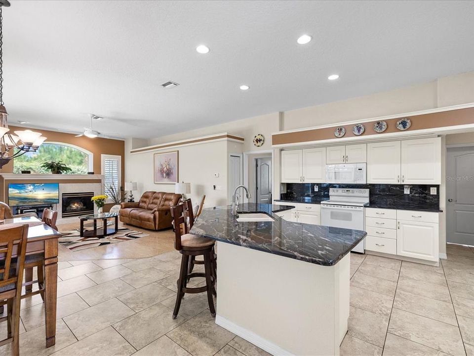 Activo con contrato: $415,000 (3 camas, 2 baños, 2034 Pies cuadrados)