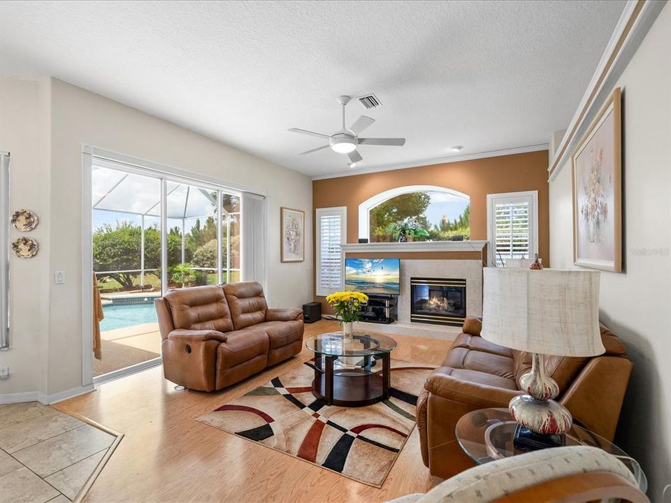Activo con contrato: $415,000 (3 camas, 2 baños, 2034 Pies cuadrados)