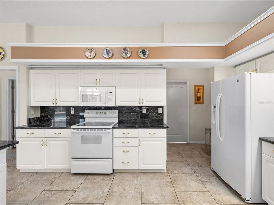 Activo con contrato: $415,000 (3 camas, 2 baños, 2034 Pies cuadrados)