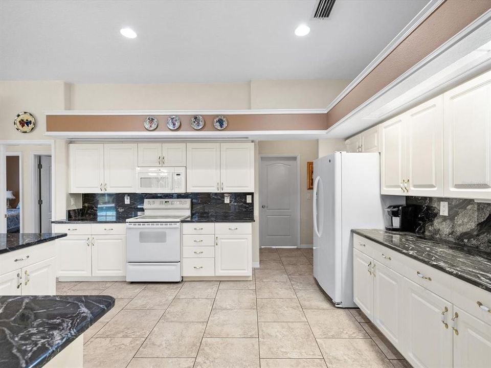 Activo con contrato: $415,000 (3 camas, 2 baños, 2034 Pies cuadrados)