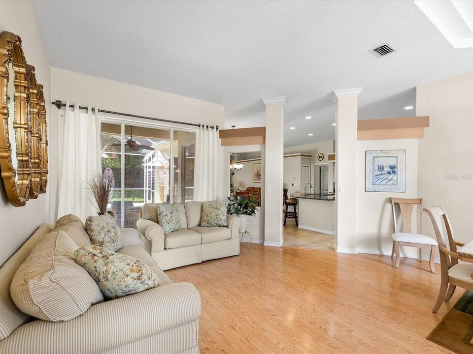 Activo con contrato: $415,000 (3 camas, 2 baños, 2034 Pies cuadrados)
