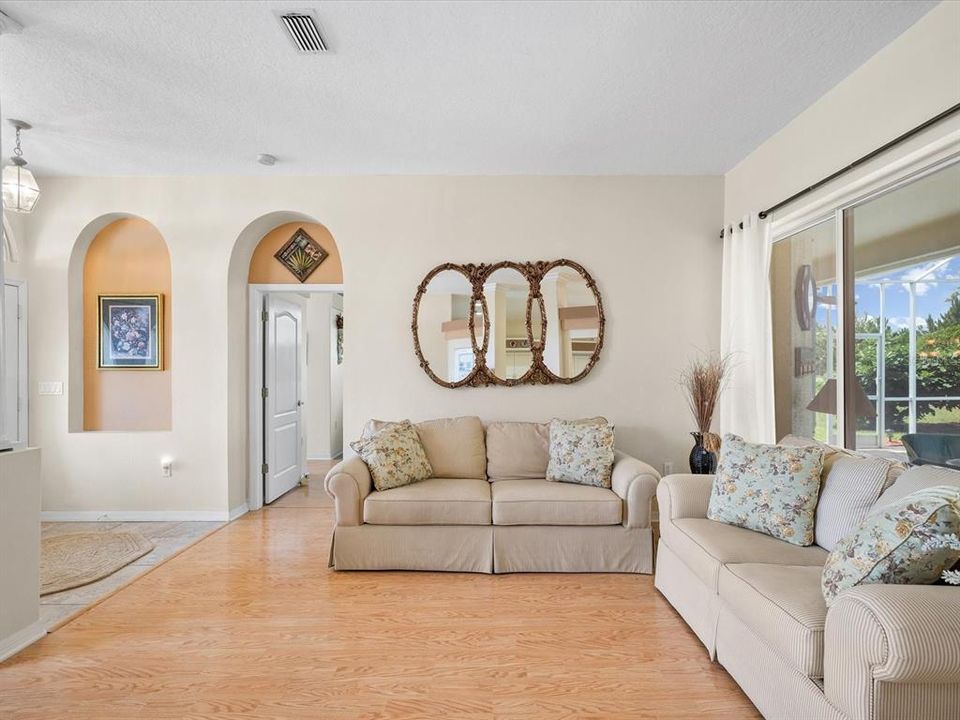 Activo con contrato: $415,000 (3 camas, 2 baños, 2034 Pies cuadrados)