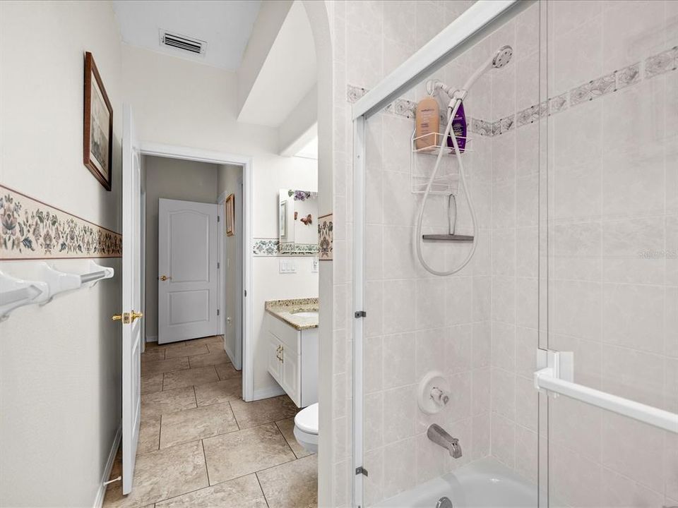 Activo con contrato: $415,000 (3 camas, 2 baños, 2034 Pies cuadrados)
