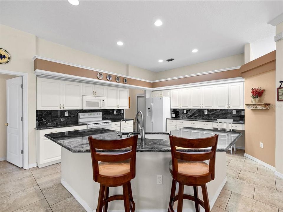 Activo con contrato: $415,000 (3 camas, 2 baños, 2034 Pies cuadrados)