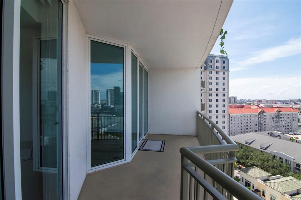 For Sale: $985,000 (2 beds, 2 baths, 1242 Square Feet)