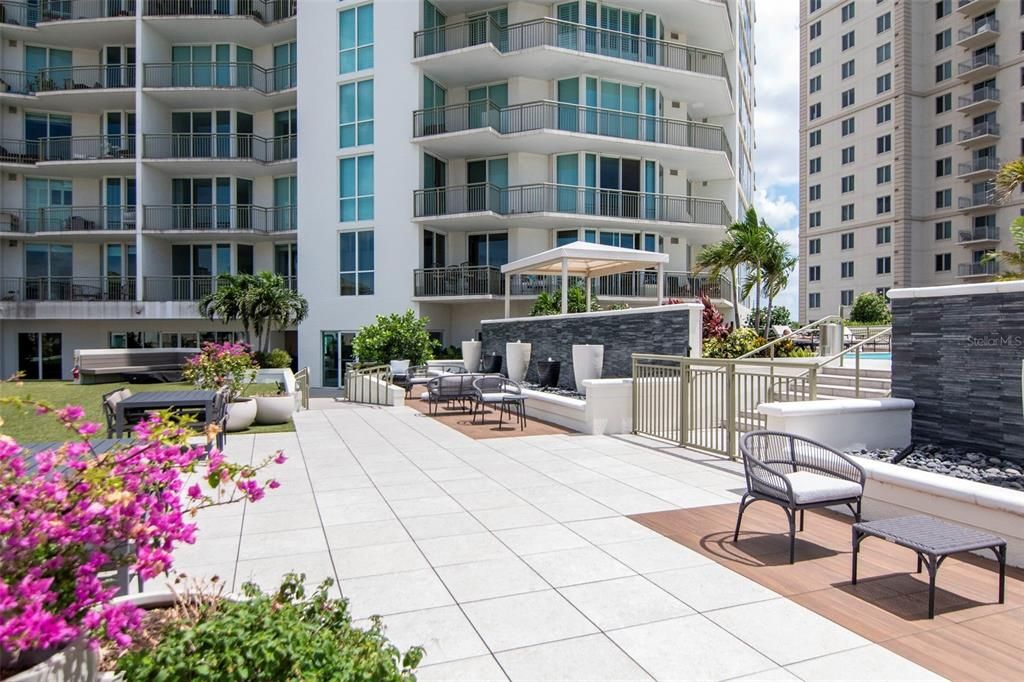 For Sale: $985,000 (2 beds, 2 baths, 1242 Square Feet)