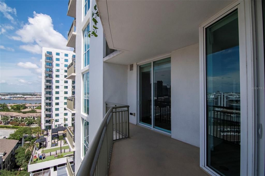 For Sale: $985,000 (2 beds, 2 baths, 1242 Square Feet)