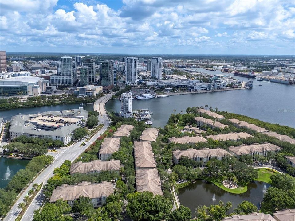 For Sale: $985,000 (2 beds, 2 baths, 1242 Square Feet)