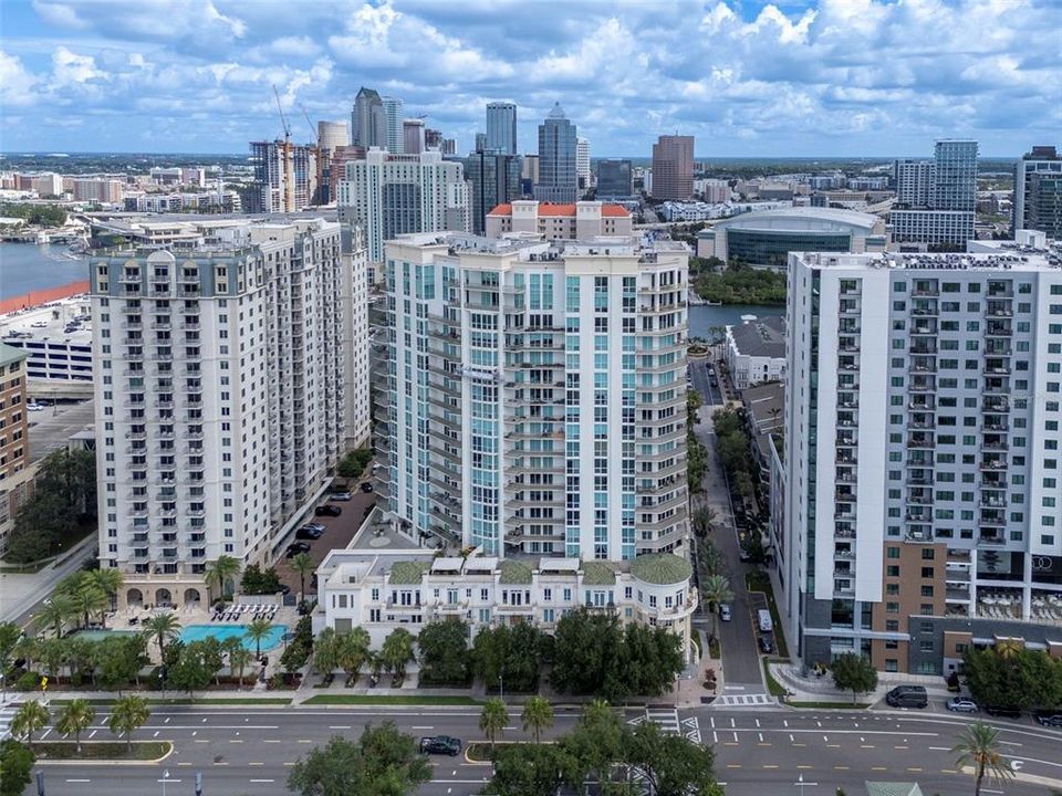 For Sale: $985,000 (2 beds, 2 baths, 1242 Square Feet)