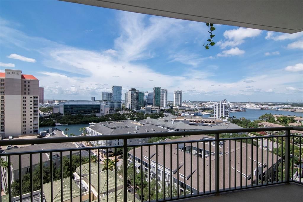 For Sale: $985,000 (2 beds, 2 baths, 1242 Square Feet)