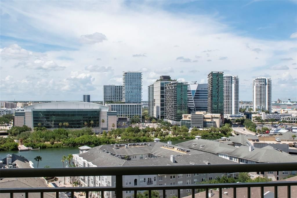 For Sale: $985,000 (2 beds, 2 baths, 1242 Square Feet)