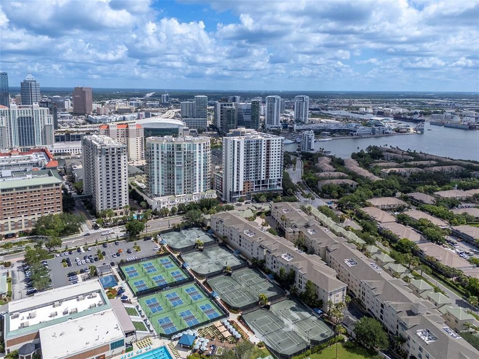 For Sale: $985,000 (2 beds, 2 baths, 1242 Square Feet)