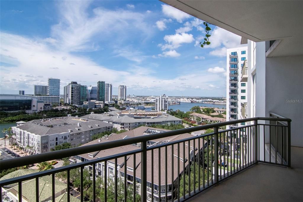 For Sale: $985,000 (2 beds, 2 baths, 1242 Square Feet)