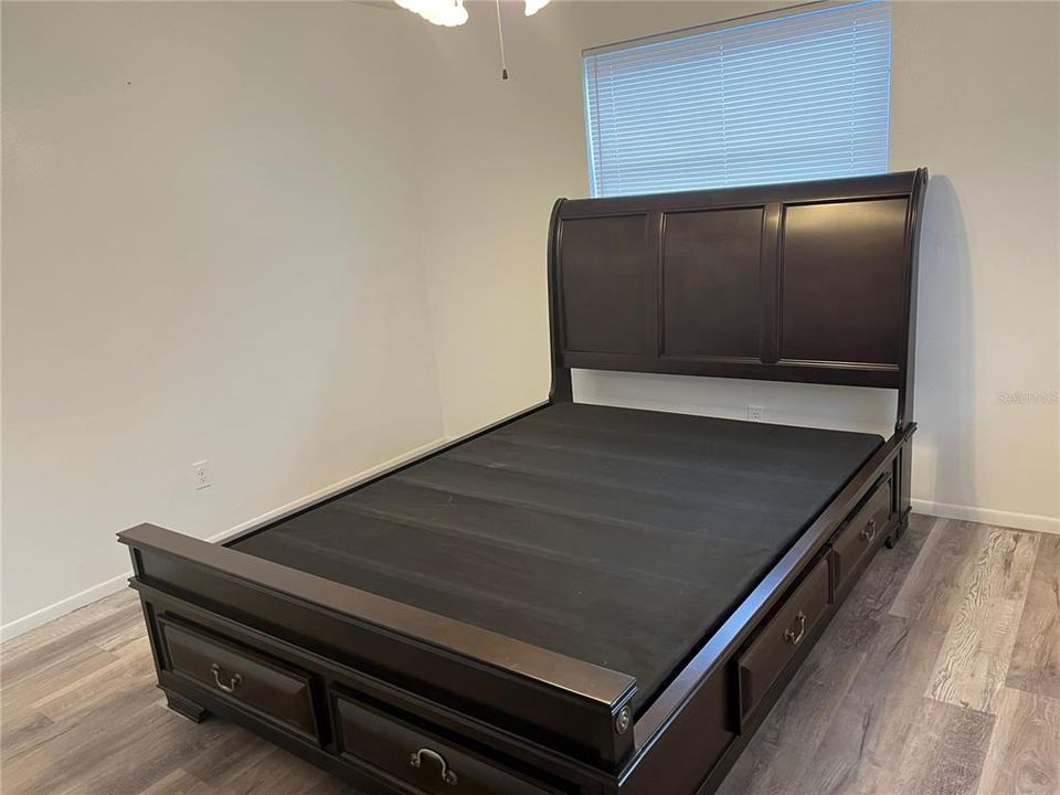 На продажу: $329,500 (2 спален, 1 ванн, 1033 Квадратных фут)