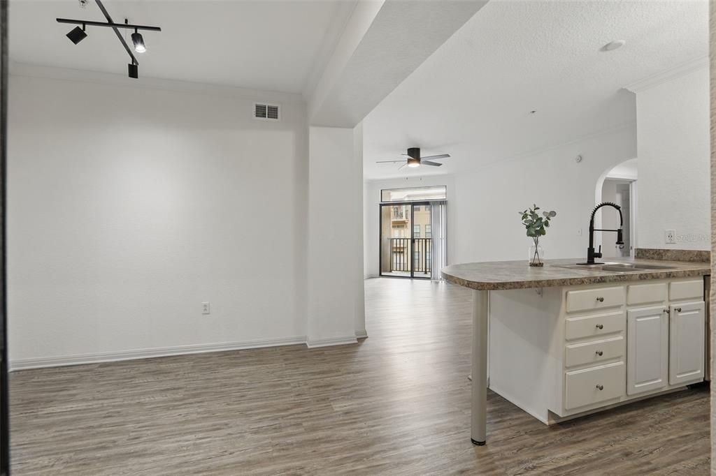 For Sale: $198,000 (2 beds, 2 baths, 1053 Square Feet)