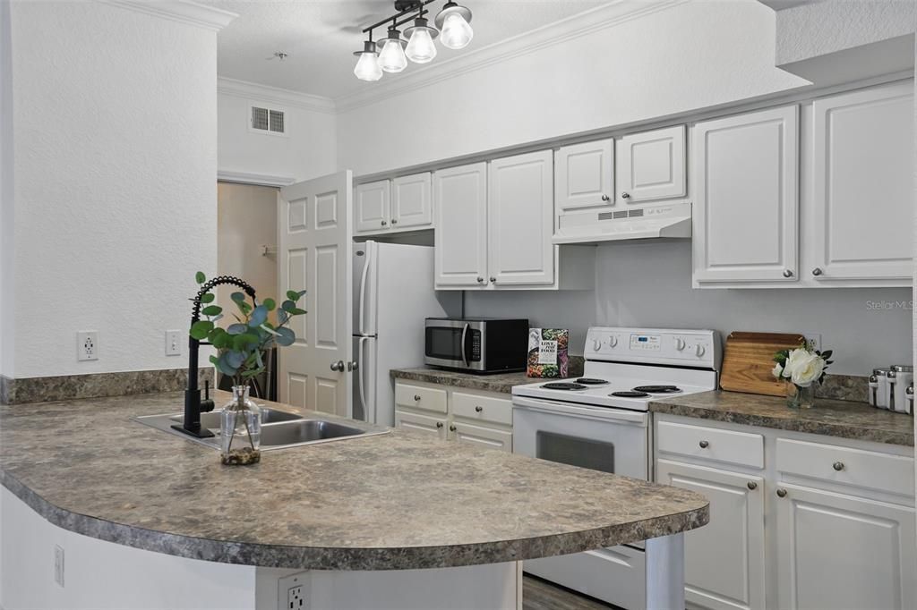 For Sale: $198,000 (2 beds, 2 baths, 1053 Square Feet)