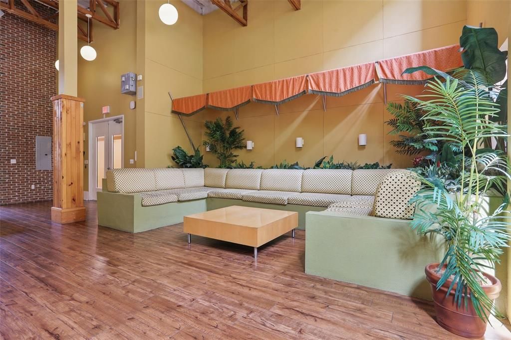 For Sale: $198,000 (2 beds, 2 baths, 1053 Square Feet)