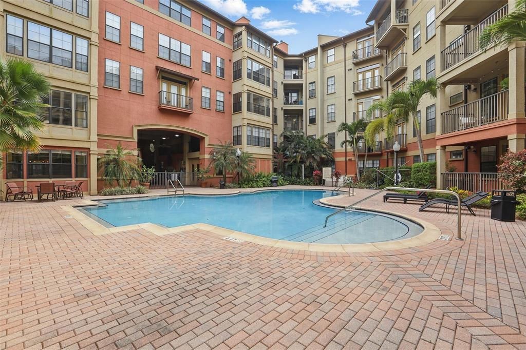 For Sale: $198,000 (2 beds, 2 baths, 1053 Square Feet)