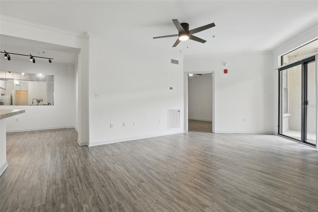 For Sale: $198,000 (2 beds, 2 baths, 1053 Square Feet)