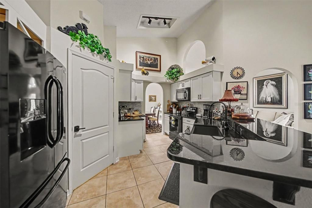 En Venta: $590,000 (4 camas, 2 baños, 1860 Pies cuadrados)