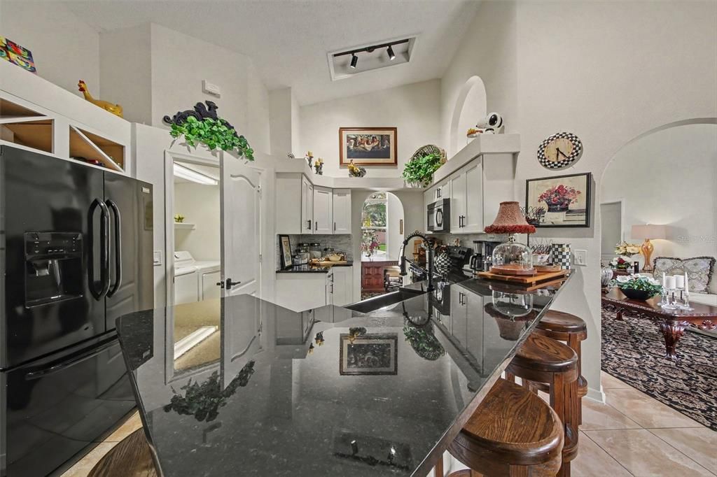 En Venta: $590,000 (4 camas, 2 baños, 1860 Pies cuadrados)