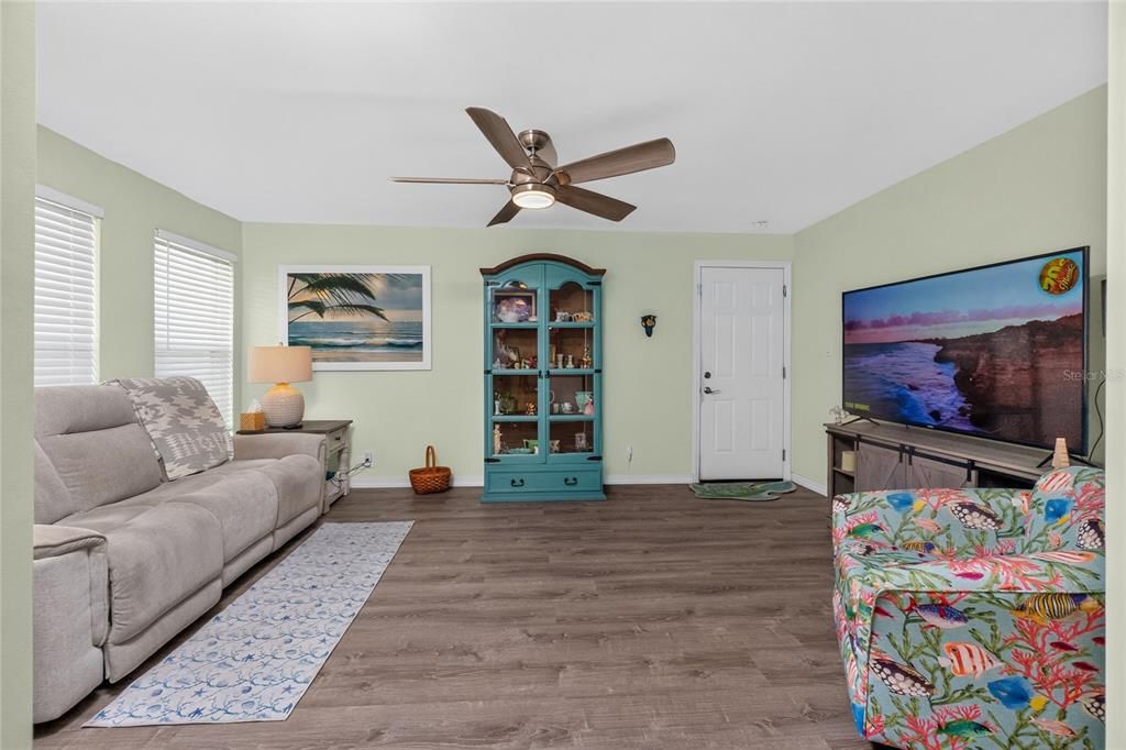 For Sale: $335,000 (3 beds, 2 baths, 1739 Square Feet)