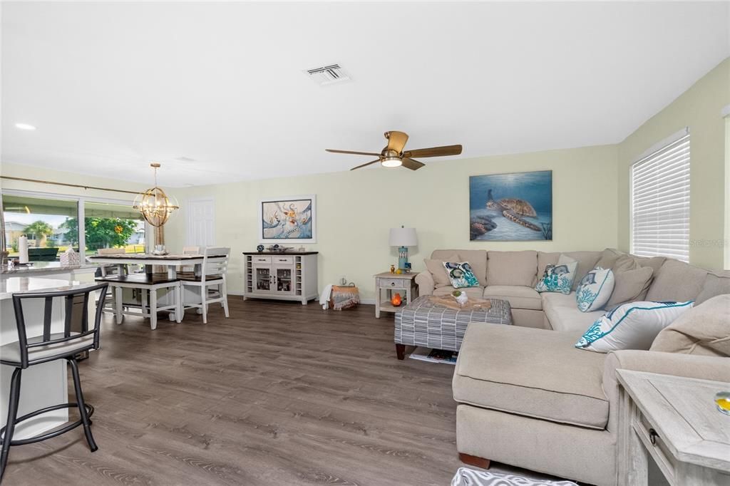 For Sale: $335,000 (3 beds, 2 baths, 1739 Square Feet)